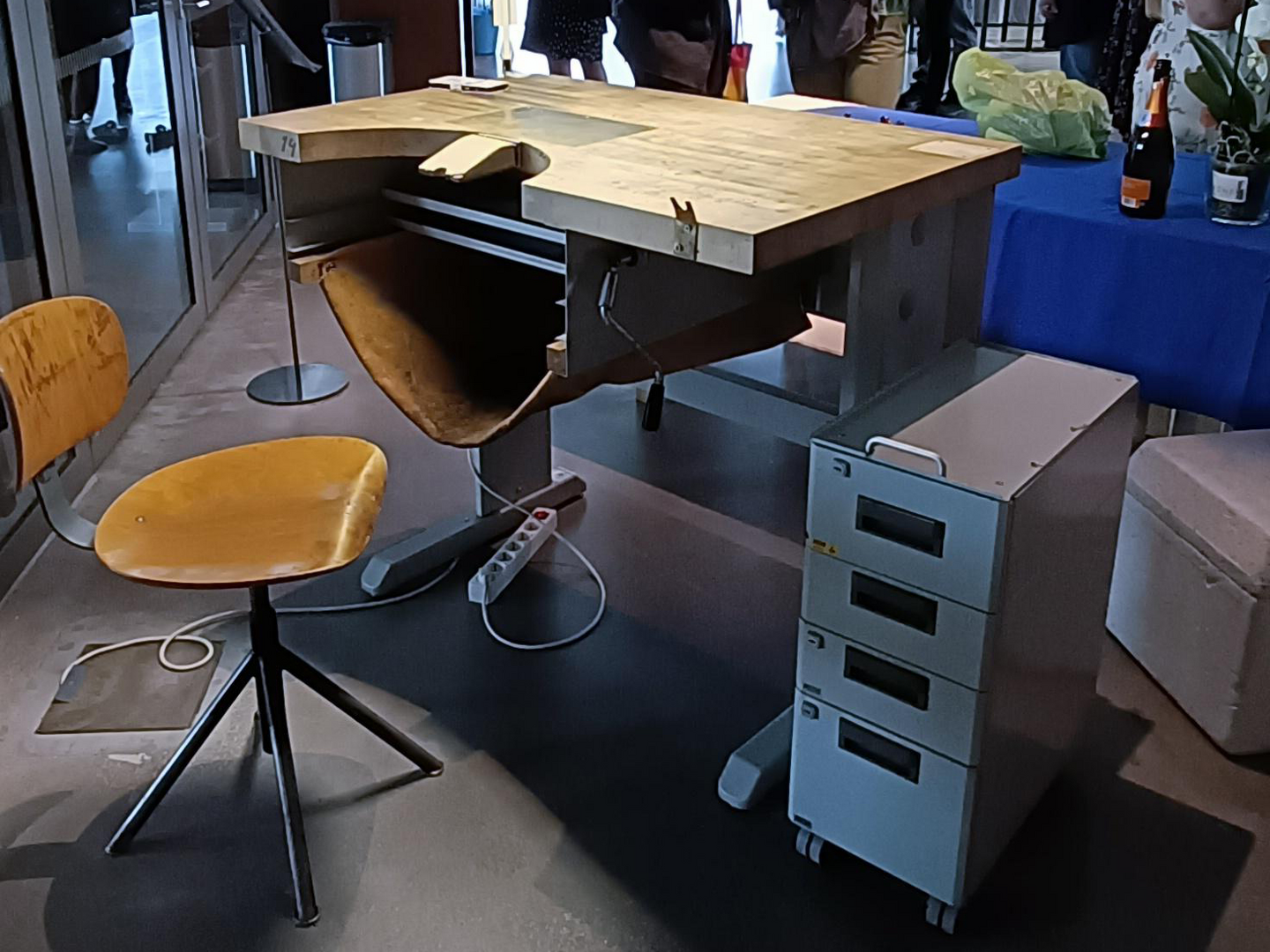Concept workbench serving as a goldsmith's bench in a museum
